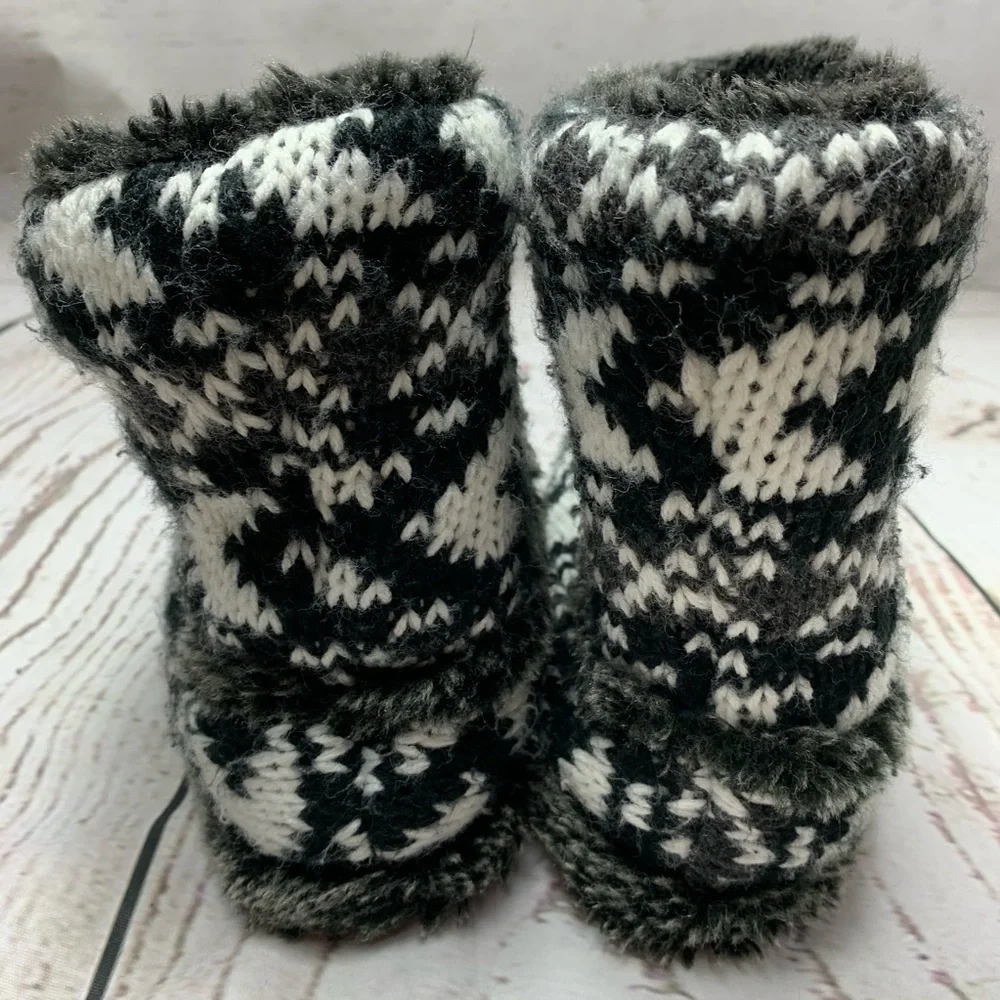SO Black & White Tribal Faux Fur Slippers Sz 5/6